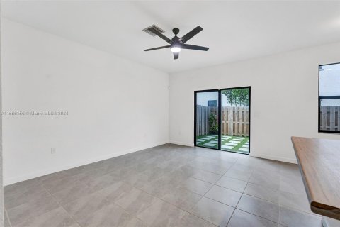 Townhouse in Miami, Florida 4 bedrooms, 178.37 sq.m. № 1378958 - photo 12