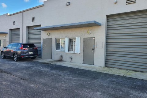 Commercial property in Miami, Florida № 1379042 - photo 1