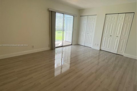 Condo in Pembroke Pines, Florida, 1 bedroom  № 1410909 - photo 13