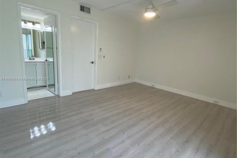 Condo in Pembroke Pines, Florida, 1 bedroom  № 1410909 - photo 10