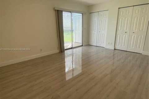 Condo in Pembroke Pines, Florida, 1 bedroom  № 1410909 - photo 12