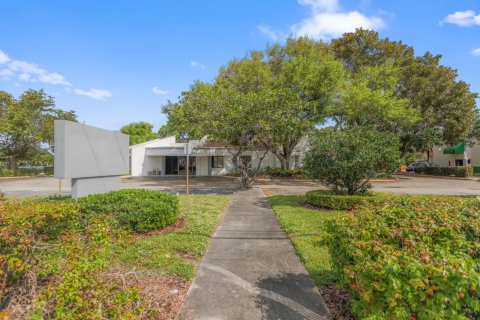Immobilier commercial à vendre à Pembroke Pines, Floride № 759139 - photo 1