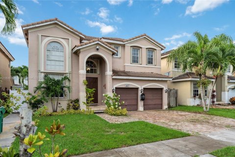 Villa ou maison à vendre à Miami, Floride: 4 chambres, 235.88 m2 № 1330123 - photo 1