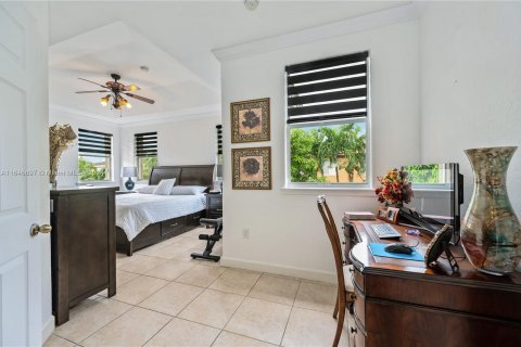 House in Miami, Florida 4 bedrooms, 235.88 sq.m. № 1330123 - photo 16