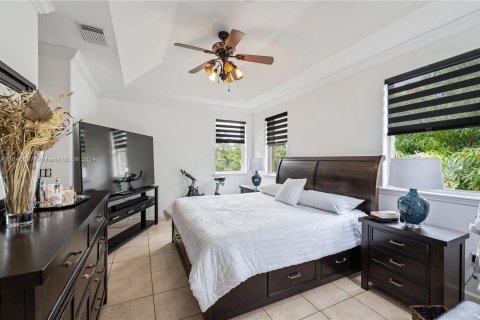 House in Miami, Florida 4 bedrooms, 235.88 sq.m. № 1330123 - photo 17