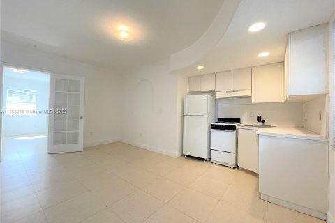 Condo in Miami Beach, Florida, 1 bedroom  № 372163 - photo 1