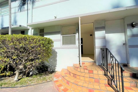 Condo in Miami Beach, Florida, 1 bedroom  № 372163 - photo 16