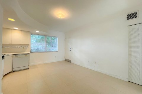 Condo in Miami Beach, Florida, 1 bedroom  № 372163 - photo 2