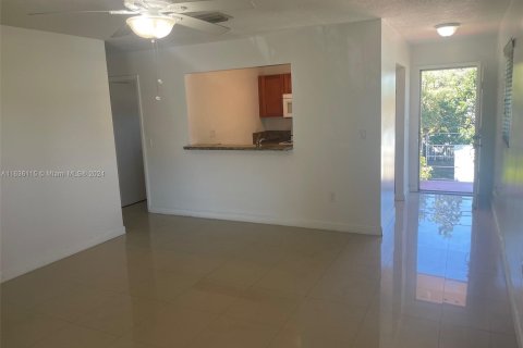 Propiedad comercial en venta en Hialeah, Florida, 217.86 m2 № 1305455 - foto 18