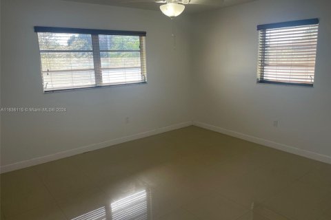 Propiedad comercial en venta en Hialeah, Florida, 217.86 m2 № 1305455 - foto 23