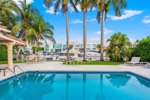 Villa ou maison à vendre à North Miami Beach, Floride: 4 chambres, 265.98 m2 № 981162 - photo 1
