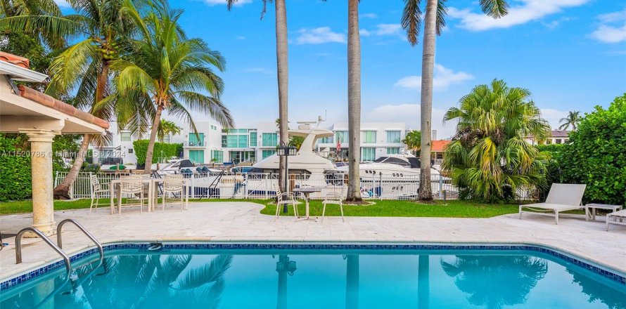 House in North Miami Beach, Florida 4 bedrooms, 265.98 sq.m. № 981162
