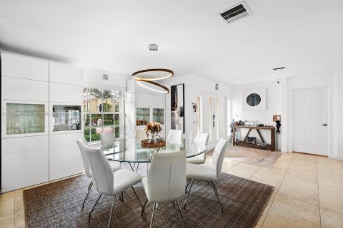 Villa ou maison à vendre à North Miami Beach, Floride: 4 chambres, 265.98 m2 № 981162 - photo 5