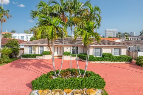 House in North Miami Beach, Florida 4 bedrooms, 265.98 sq.m. № 981162 - photo 3