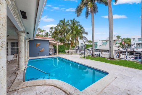 House in North Miami Beach, Florida 4 bedrooms, 265.98 sq.m. № 981162 - photo 27