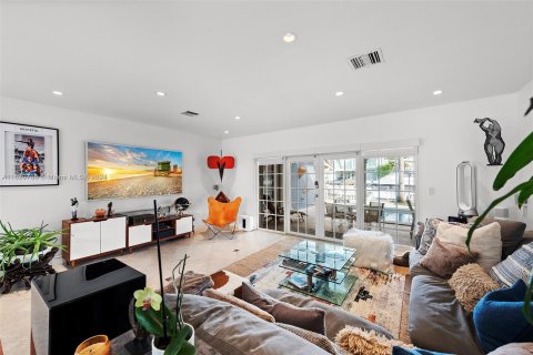 Villa ou maison à vendre à North Miami Beach, Floride: 4 chambres, 265.98 m2 № 981162 - photo 11