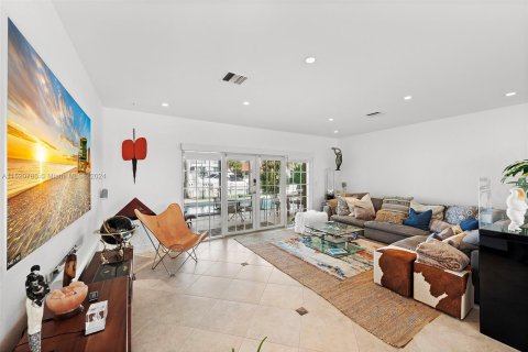 Villa ou maison à vendre à North Miami Beach, Floride: 4 chambres, 265.98 m2 № 981162 - photo 13