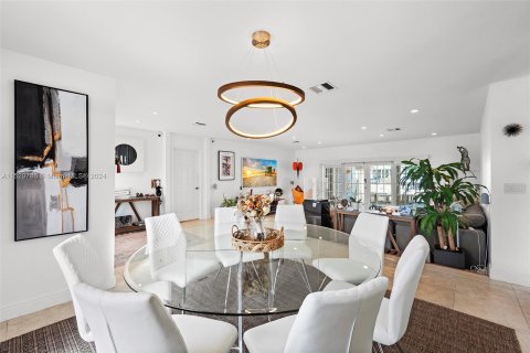 Villa ou maison à vendre à North Miami Beach, Floride: 4 chambres, 265.98 m2 № 981162 - photo 18