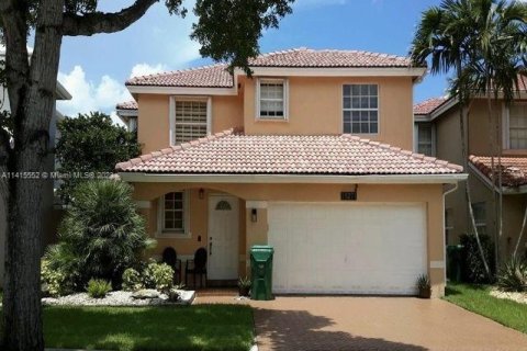 House in Miramar, Florida 3 bedrooms, 160.35 sq.m. № 602660 - photo 1