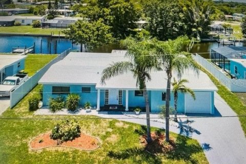 Casa en venta en Port Charlotte, Florida, 4 dormitorios, 183.67 m2 № 570625 - foto 1