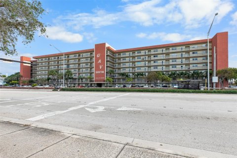 Copropriété à vendre à Pompano Beach, Floride: 2 chambres, 100.33 m2 № 924618 - photo 1