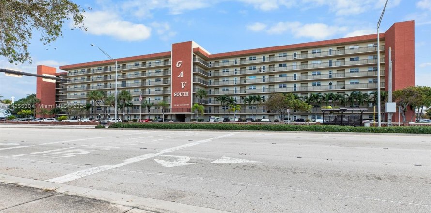 Condominio en Pompano Beach, Florida, 2 dormitorios  № 924618