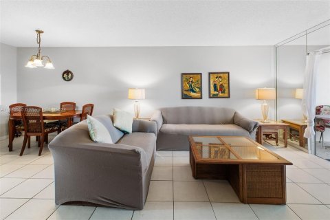 Condo in Pompano Beach, Florida, 2 bedrooms  № 924618 - photo 8