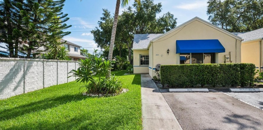 Townhouse in Dania Beach, Florida 3 bedrooms, 124.4 sq.m. № 1380204