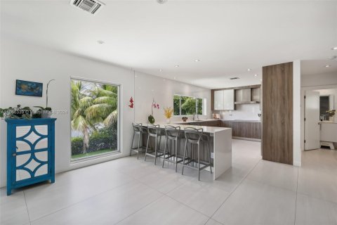 Casa en venta en Miami, Florida, 6 dormitorios, 321.63 m2 № 1380184 - foto 8