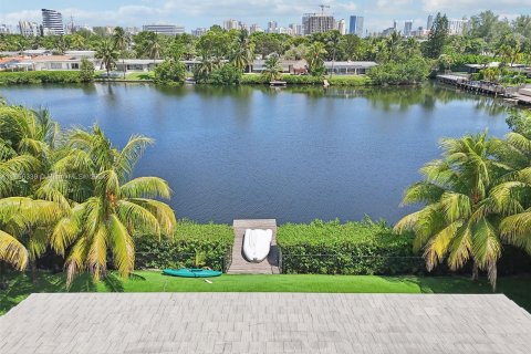 Villa ou maison à vendre à Miami, Floride: 6 chambres, 321.63 m2 № 1380184 - photo 2