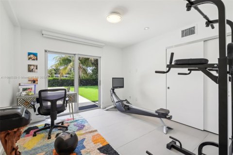 House in Miami, Florida 6 bedrooms, 321.63 sq.m. № 1380184 - photo 16