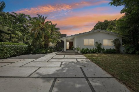 House in Miami, Florida 6 bedrooms, 321.63 sq.m. № 1380184 - photo 26