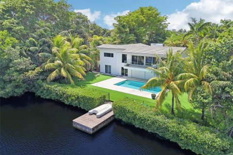 Villa ou maison à vendre à Miami, Floride: 6 chambres, 321.63 m2 № 1380184 - photo 1