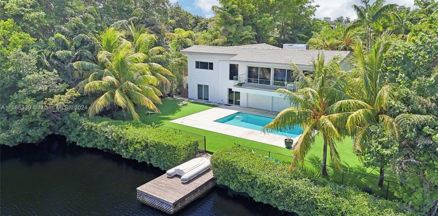 Casa en Miami, Florida 6 dormitorios, 321.63 m2 № 1380184