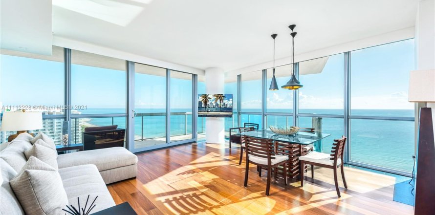 Apartment in Miami Beach, Florida 2 bedrooms, 118.82 sq.m. № 2585
