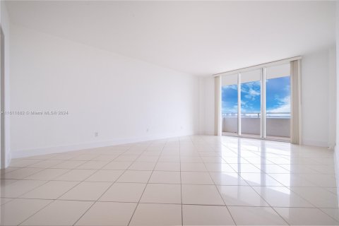 Condo in Miami Beach, Florida, 2 bedrooms  № 1234024 - photo 22