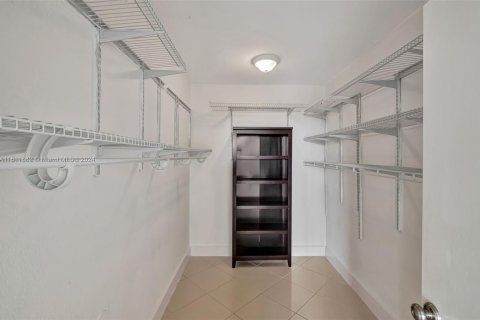 Condo in Miami Beach, Florida, 2 bedrooms  № 1234024 - photo 25