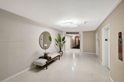 Condo in Miami Beach, Florida, 2 bedrooms  № 1234024 - photo 13