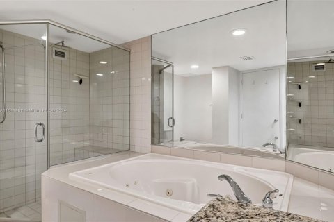 Condo in Miami Beach, Florida, 2 bedrooms  № 1234024 - photo 27