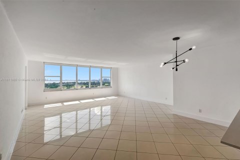 Condo in Miami Beach, Florida, 2 bedrooms  № 1234024 - photo 14