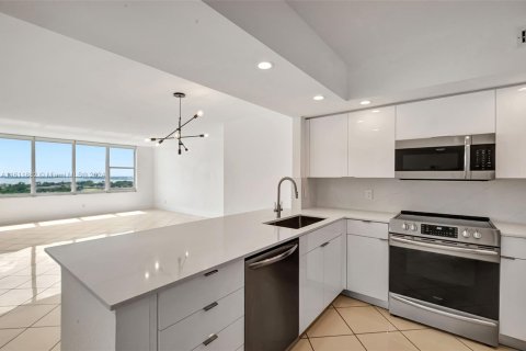 Condo in Miami Beach, Florida, 2 bedrooms  № 1234024 - photo 17