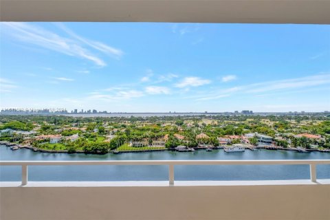 Condo in Miami Beach, Florida, 2 bedrooms  № 1234024 - photo 1