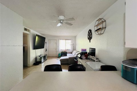 Condominio en venta en Hialeah, Florida, 2 dormitorios, 72.28 m2 № 1234021 - foto 7