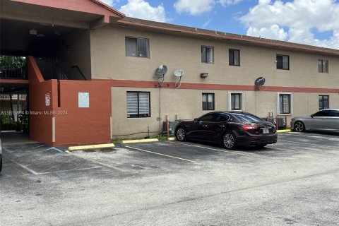 Condominio en venta en Hialeah, Florida, 2 dormitorios, 72.28 m2 № 1234021 - foto 1