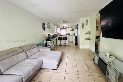 Condominio en venta en Hialeah, Florida, 2 dormitorios, 72.28 m2 № 1234021 - foto 5