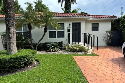 House in Miami, Florida 3 bedrooms, 145.48 sq.m. № 1364943 - photo 1