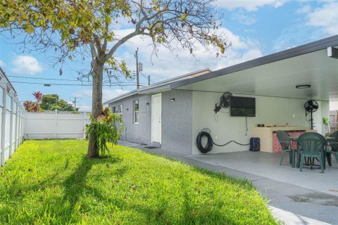 House in Miami, Florida 2 bedrooms, 98.48 sq.m. № 1364948 - photo 3