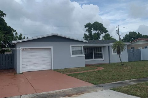 House in Lauderdale Lakes, Florida 3 bedrooms, 116.31 sq.m. № 837437 - photo 2
