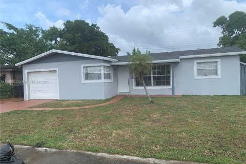 House in Lauderdale Lakes, Florida 3 bedrooms, 116.31 sq.m. № 837437 - photo 1
