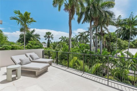 House in Miami Beach, Florida 5 bedrooms, 334.45 sq.m. № 1362654 - photo 22